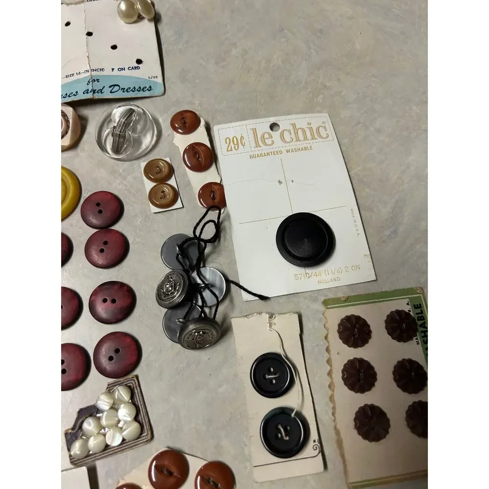Assorted vintage buttons